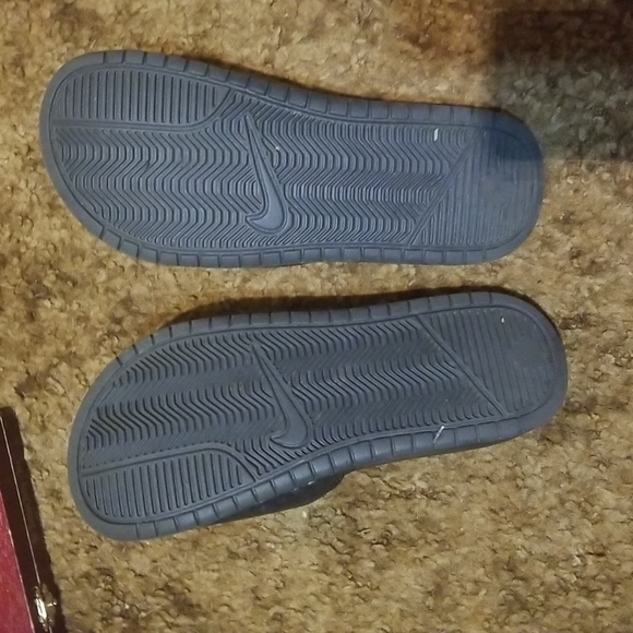 Classic Nike Slides - Picture 3 of 4